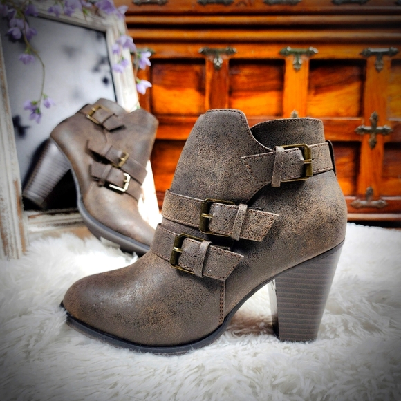 NWOB Forever Brown Heeled Ankle Booties Size 6 - Picture 1 of 12